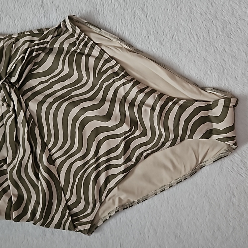 *NWT* Andie The Capri One Piece Swimsuit - Picture 6 of 13